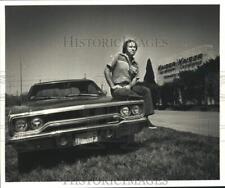 1979 Press Photo Brian Weber sits on his car outside of Kaiser Corporation. picture