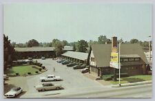 Postcard Lincoln Lodge Motel Urbana Illinois, Exterior View, cars in lot c1970s picture