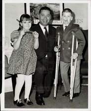 1968 Press Photo Edward Brooke poses with Massachusetts Easter Seal children picture