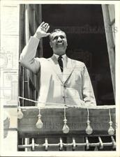 1956 Press Photo Gamal Abdel Nasser, President of Egypt, waving from balcony picture
