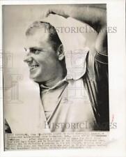 1963 Press Photo Golfer Bill Eggers cools off in Cleveland's Beechmont clubhouse picture