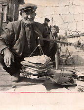 1958 TURKEY ANTAKIA TURKISH PAPER SELLER PORTRAIT STREET VINTAGE PRESS Photo C48 picture