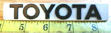 RARE TOYOTA RAISED BLACK LETTERS ON WHITE BACKGROUND EMBLEM 6487 {1408} picture
