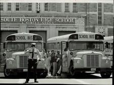 1975 Press Photo Police guard students loading onto bus at Boston high school picture