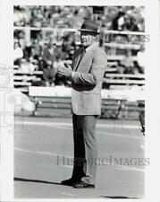 1986 Press Photo Tom Landry watches his team in football game - lra41642 picture