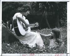 1979 Press Photo Folksinger Gaddis and Daughter From Pearl Harbor - RSH18759 picture