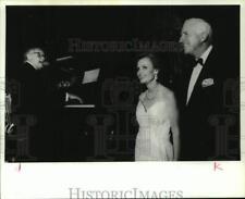 1989 Press Photo Orchestra leader Michael Carney plays for Pat and Dan Breen picture