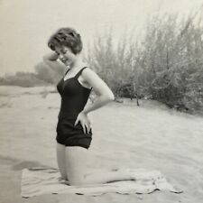 VINTAGE PHOTO pretty woman on beach, bathing suit, barefoot Original Snapshot picture