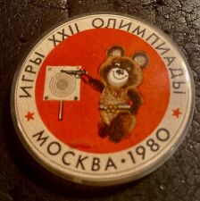 Olympic GUN SHOOTING BUTTON MISHKA PLASTIC pinback OLYMPIC MOSCOW 1980 XXII GAME picture