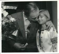 1991 Press Photo Former Soviet Prisoner Yuriy Shukhevych at Syracuse Airport picture