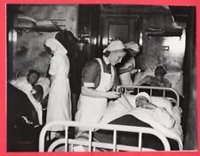 1940 Finnish Red Cross Nurses Tend Wounded on Hospital Train Original News Photo picture