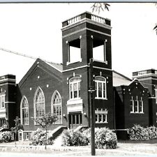 c1950s Le Mars, IA RPPC Hildreth Memorial Church Brick Bldg. Photo Postcard A109 picture