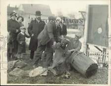1927 Press Photo Flood Refugees Handling Bird, North Springfield, Massachusetts picture