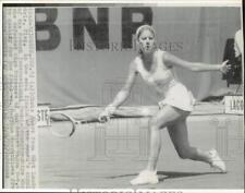 1975 Press Photo Chris Evert stretches to return shot in Women's singles, Paris. picture
