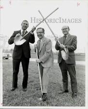 1973 Press Photo Mayor W.E. Black of Deer Park with Union Carbide officials. picture
