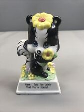1979 Russ Berrie & Co Cute Skunk & Daisies Figurine Trophy #818 Retro Kitsch Vtg picture