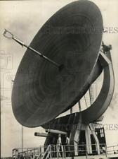 1956 Press Photo Astronomers with 600-inch radio telescope antenna in Washington picture