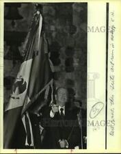 1984 Press Photo Arsenio Farrell, Mexico's Secretary of Labor speaks at Theater picture