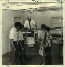 1967 Press Photo E. S. Shamburger, Professor, Demonstrates Subsonic Wind Tunnel picture