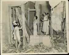 1933 Press Photo Guests look at wreckage of Hotel Nacional after a siege in Cuba picture