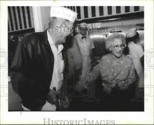 1990 Press Photo Mary Alexander and others at Cafe Du Monde in New Orleans. picture