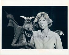1980 Press Photo Marsha Rash of WTVI With The Alien 1980s Charlotte N Carolina picture