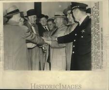 1950 Press Photo President Truman got birthday greetings from police & newsmen picture