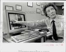 1991 Press Photo WPD Officer Vicki Abele shows Automated Fingerprint ID System picture