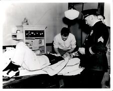 LD361 Orig Photo TRUE CRIME Detectives Talk to Man in Hospital Emergency Room picture