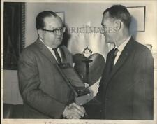 1960 Press Photo Eldridge J Jones of Maison Blanche honored by Dr. Sam Threefoot picture
