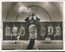 1952 Press Photo Minister inside Holy Trinity Greek Orthodox Church, Birmingham picture