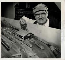 1987 Press Photo Tom Hoover with his N Gage train at Model Railroad Show, MA picture