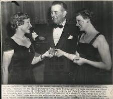 1950 Press Photo Helen Hayes & Sidney Blackmer give award to Shirley Booth in NY picture