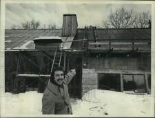 1976 Press Photo John Kurtz outside solar heated building in Albany, New York picture