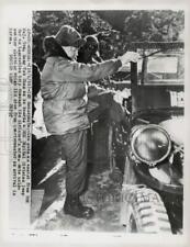 1952 Press Photo Dwight Eisenhower boards a ROK Capitol Division jeep in Korea. picture