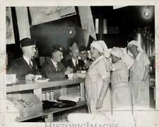 1931 Press Photo Women serve food to American Legion members in Detroit picture