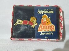 ANNIE APPLAUSE NOS Vintage 1982 New in Box Little Orphan Annie Lapel Pin Jewelry picture