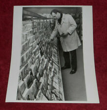 1989 Press Photo Man Looks Through Christmas Cards In Store Unknown Location picture