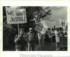 1990 Press Photo Homeowners protest gang activities in Montrose area of Houston picture
