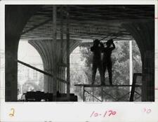 1969 Press Photo Men remove molding buckets at St. Petersburg Judicial Building picture