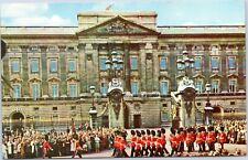postcard UK  England - Guards of the Household Brigade leaving Buckingham Palace picture