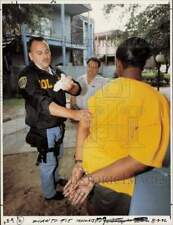 1992 Press Photo Houston police Ken Wiener and Bob McKinney examine cocaine. picture