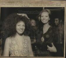 1970 Press Photo Sophia Loren with Angie Ortega during backstage Broadway visit picture