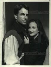 1991 Press Photo Actors Mark Harmon & Marlee Matlin embrace in, Reasonable Doubt picture