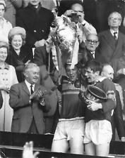 1968 Press Photo PM Wilson Applauds Leeds Captain Rugby Cup Finals trophy sports picture
