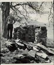 1969 Press Photo Walter Wright stands by the cabin ruins in Merced County picture