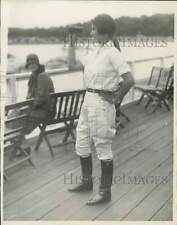 1929 Press Photo Beatrice Meeker watches the races in Newport, Rhode Island picture