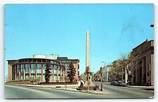 1950s DOYLESTOWN BUCKS COUNTY PA COURTHOUSE MONUMENT STREET VIEW POSTCARD P4042 picture