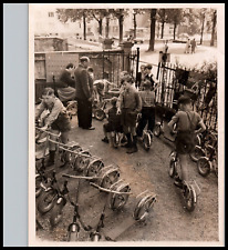 AFTER WWII GERMANY HAMBURG SCOOTERS LOT STUDENTS SCHOOL VINTAGE PRESS PHOTO 400 picture
