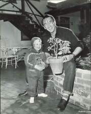 1960 Press Photo Actor MacDonald Carey and daughter with plants at home picture